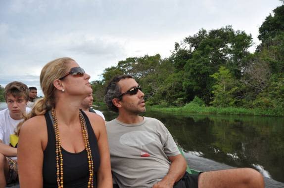 Durante passeio na canoa motorizada, observando a flora e fauna da Reserva do Mamirauá, região de Tefé, no Amazonas